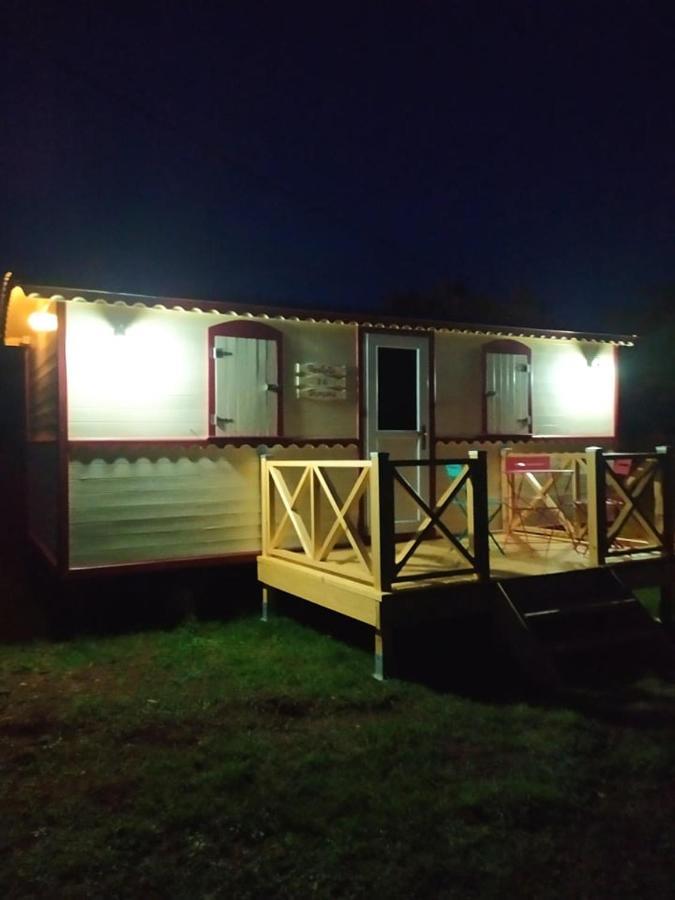La Roulotte De Francine Casa de hóspedes Chazeuil Exterior foto